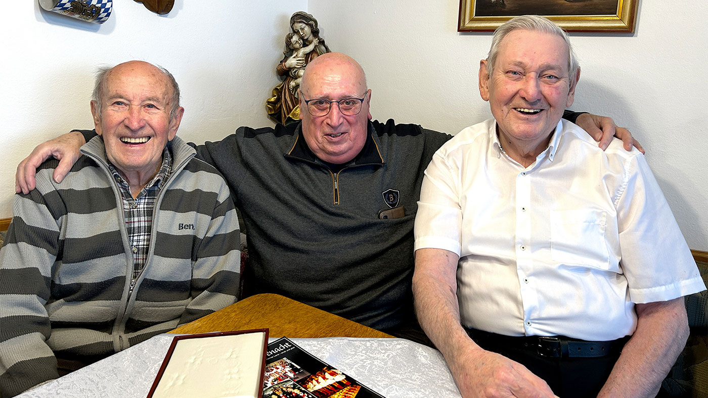 Im Bild von links nach rechts: Paul Hohmann, Manfred Kröger und Werner Zimmermann, Gründungspräsident der Faschingsgilde Rosenheim