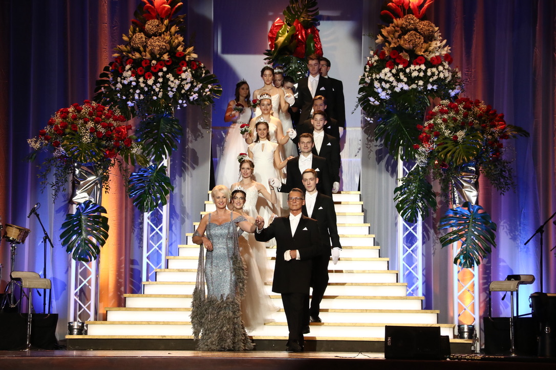 Einzug der Debütantenpaare beim Rosenball 2023