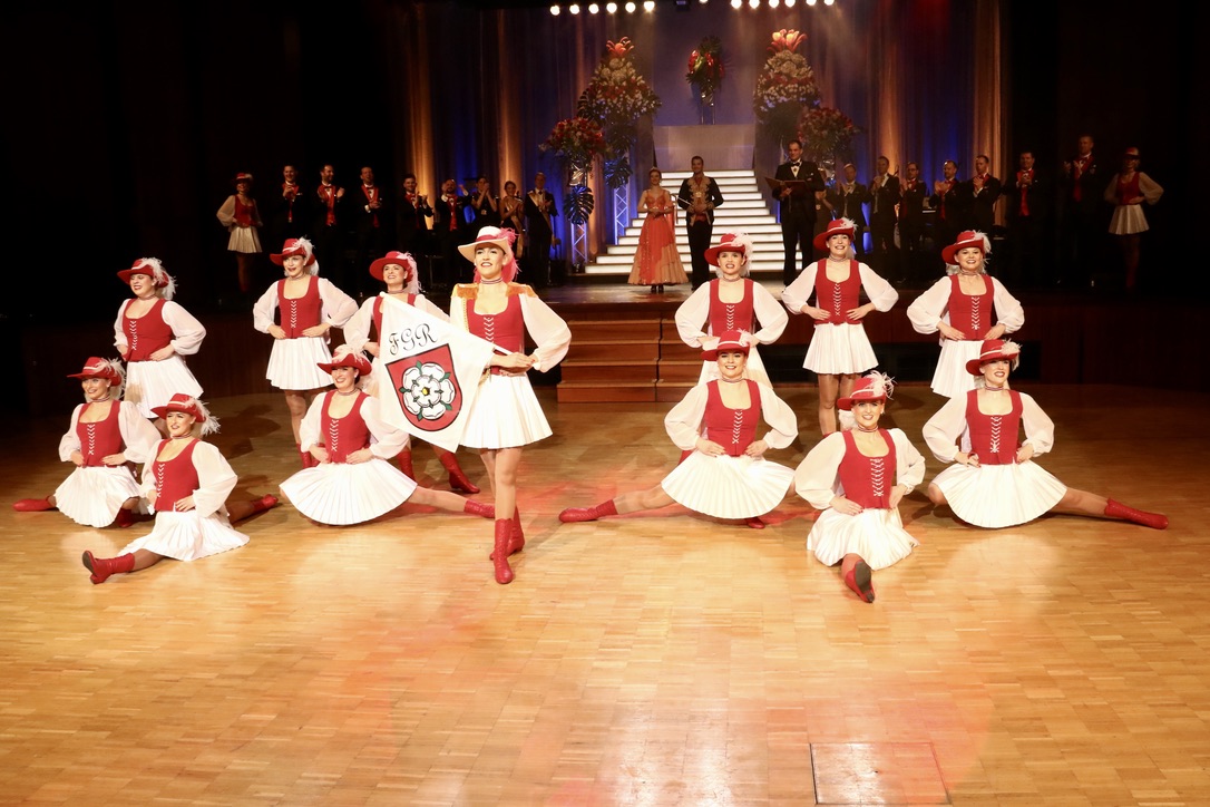 Gardemädchen beim Rosenball 2023