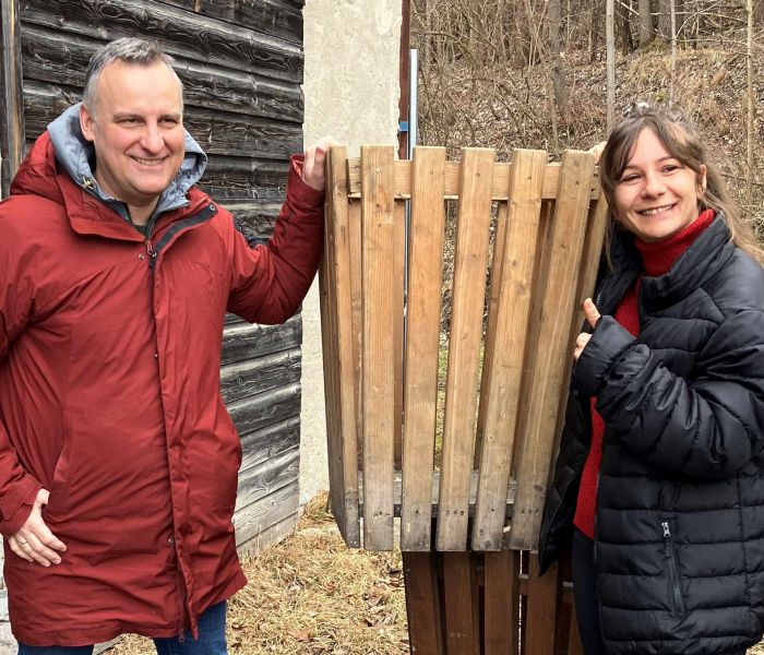 Klaus Hertreiter (Geschäftsführer der WV Veranstaltungs GmbH) und Manuela Grützner bei der Übergabe der Mülleimer